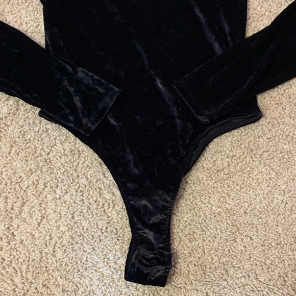 NWOT Women’s Black Faux Velvet Long Sleeve Snap Closure Bodysuit Small - Picture 4 of 9